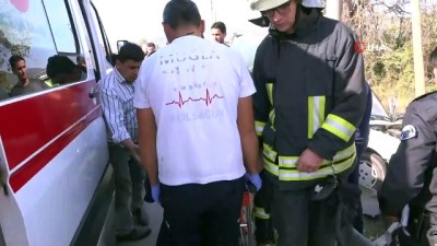 elektrik diregi -  Otomobil direğe çarptı: 3 yaralı Videosu