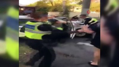  - Polis yerdeki zanlıya tekme attı 