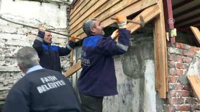 kacak yapi - Tarihi İrene Kulesi'nin bitişiğindeki kaçak yapının yıkımına başlandı - İSTANBUL Videosu