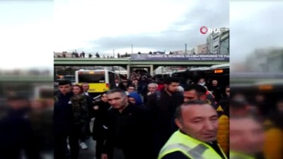 metrobus duragi - Metrobüs durağında kalp krizi geçiren vatandaşı hayatta tutma mücadelesi kamerada  Videosu