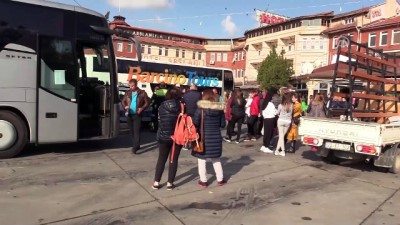 tur otobusu - Sürücünün el frenini çekmeyi unuttuğu otobüs bariyerlere çarptı - EDİRNE  Videosu