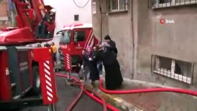  Bağcılar'da 4 katlı apartmanda yangın 
