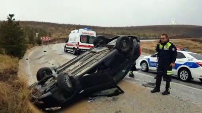 Erzincan'da otomobil şarampole devrildi: 2 yaralı