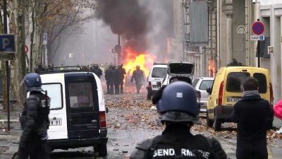 akaryakit zammi - Fransa'da göstericiler araçları ateşe verdi (2) - PARİS Videosu