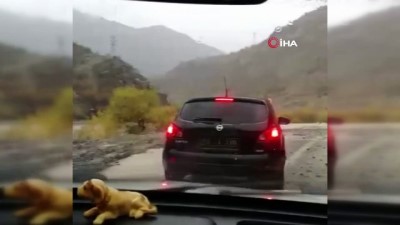  Hakkari-Çukurca karayolunda heyelan 