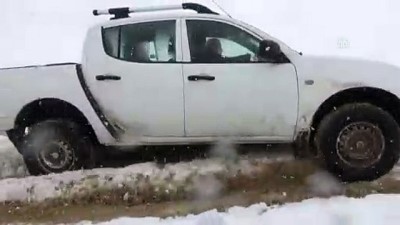 Hakkari'de karda mahsur kalan vatandaşlar kurtarıldı