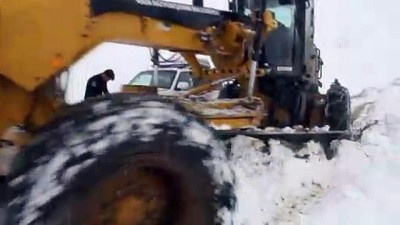 kurtarma operasyonu - Kar nedeniyle yolu kapanan mahalledeki hastanın imdadına koştular - VAN Videosu