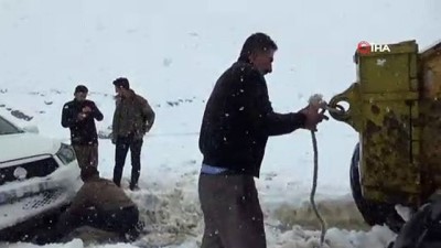 kar yagisi -  Kar yağışı nedeniyle yolda mahsur kalan 10 araç kurtarıldı Videosu