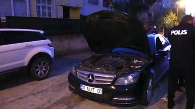 arbede - Oğlunu gözaltına alan polislerin üzerine aracını sürdü - ADANA Videosu