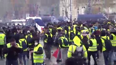 akaryakit zammi - Polis, 'Sarı yeleklilere' göz yaşartıcı gaz ve tazyikli su ile müdahale ediyor - PARİS Videosu