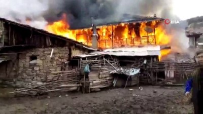  Altıntaş'ta ev alev alev böyle yandı 