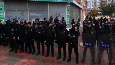 polis mudahale -  - HDP Diyarbakır İl Başkanlığında, İmralı Cezaevi’nde bulunan terör örgütü PKK lideri Abdullah Öcalan için başlatılan açlık grevine polis müdahale etti. Çok sayıda eylemci gözaltına alındı. Videosu