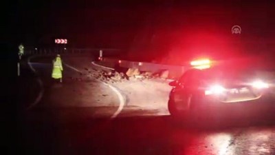 Sağanak nedeniyle karayoluna düşen kayalar - MUĞLA