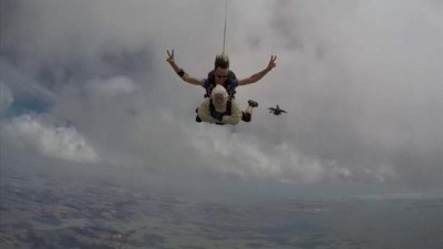 rekor - 102 yaşında paraşütle atlayarak rekor kırdı Videosu