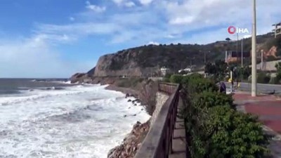 yukselen -  Alanya’da dev dalgalar oluştu, denizin rengi kahverengi döndü  Videosu