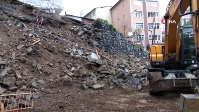  Kağıthane Çeliktepe'de istinat duvarı çöktü.Olay yerinde ekipler çalışma yapıyor. 