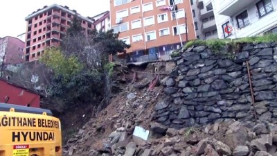  Kağıthane Çeliktepe'de istinat duvarı çöktü.Olay yerinde ekipler çalışma yapıyor. 