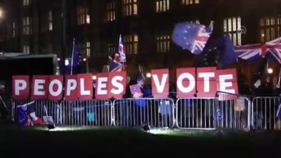 kabine toplantisi - May'den 'anlaşmasız Brexit' açıklaması - Westminster Palace önündeki protestolar (2) - LONDRA Videosu