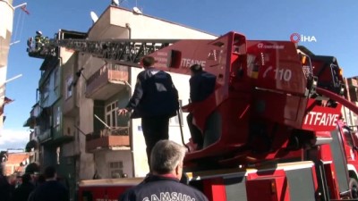  Meraklı gözlerle çatı yangınını izlediler