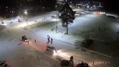 beyin sarsintisi -  - Rusya'da Buzlu Yolda Hız Yapan Araç Sürücüsü Belediye Başkanına Çarptı Videosu