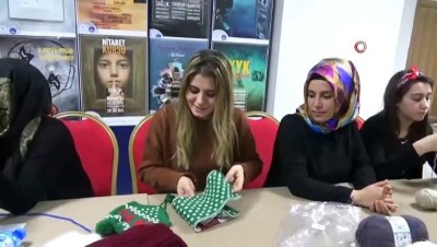 karne hediyesi -  Çocuklar için otobüste bile atkı ve bere örüyorlar  Videosu