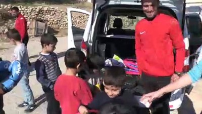 badminton - Köy köy gezip yetenekli çocukları keşfediyorlar - MARDİN  Videosu