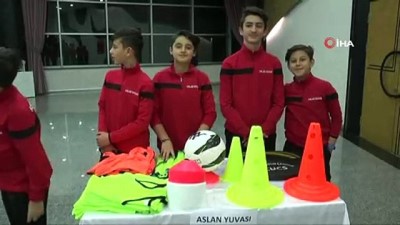 yildiz futbolcu - Sultangazi'de amatör spor kulüplerine malzeme dağıtımı yapıldı Videosu