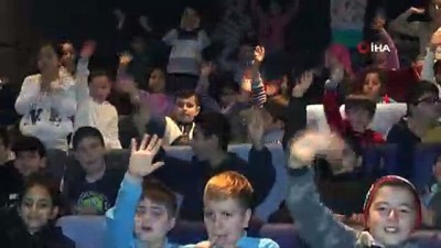 teknoloji -  Arnavutköy’de açılan ilk sinema salonuyla çocuklar sinemada film izlemenin keyfini yaşadı Videosu