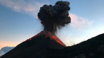 volkan patlamasi - Fuego Yanardağı'na tırmanan dağcılar patlamayla burun buruna geldi Videosu