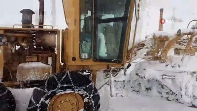 kar yagisi -  Van'da kar yağışı ve fırtına hayatı olumsuz etkiledi...Karayolları ekipleri olumsuz hava koşullarına rağmen yol açma çalışmasını sürdürüyor  Videosu