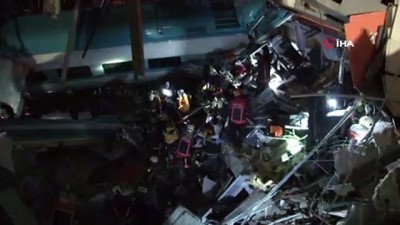  Yüksek Hızlı Tren üst geçide çarptı: 2 vagonu devrildi 