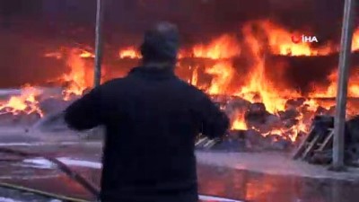 sunger fabrikasi -  Arnavutköy'de sünger fabrikasında yangın  Videosu