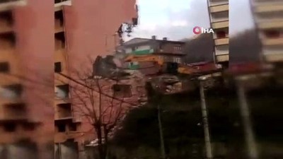 bina yikimi -  Bina kepçenin üzerine böyle yıkıldı Videosu