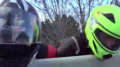 uzuv -  Motorcular bariyer istemiyor...Kafalarını bariyere yaslayarak bariyerlere çözüm istediler  Videosu