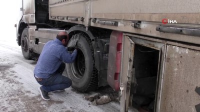 kar yagisi -  Mozaret Geçidinde buzlanma nedeniyle kayan tırlar yolu kapattı  Videosu