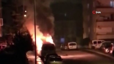 yukselen -  Park halindeki otomobil alev alev yandı  Videosu