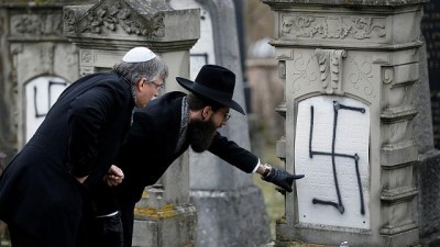 gamali hac -  | Fransa'da Yahudi mezarlığına 'gamalı haçlı' saldırı Videosu