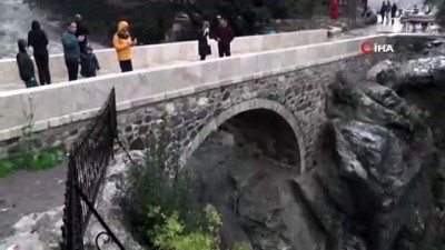saganak yagmur -  Antalya'da sağanak yağmur etkili oluyor: Köprü ulaşıma kapandı, seraları su bastı Videosu