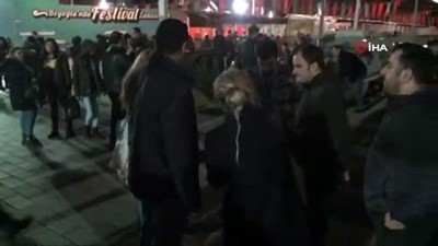 sivil polis -  - Taksim Meydanında iki kadının kavgası karakolda bitti  Videosu