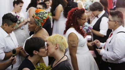evlilik toreni -  | 'Homofobik' yeni başkan endişesi: Eşcinseller için toplu evlilik töreni Videosu