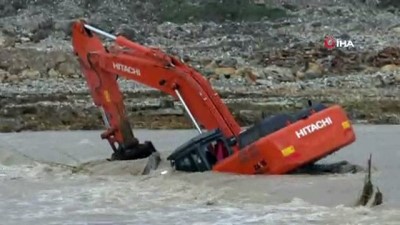 is makinesi -  Antalya Boğaçay’da iş makinesi suya gömüldü  Videosu