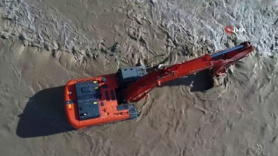 is makinesi -  Antalya Boğaçay’da iş makinesi suya gömüldü  Videosu
