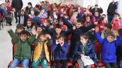 kukla tiyatrosu -  Dursunbey'de çocuklara kukla gösterisi Videosu