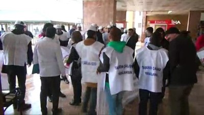 curuk raporu -  Kadın doktorun darp edilmesini protesto eden gruba bir doktor tepki gösterdi Videosu