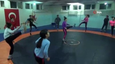gures takimi - Siirtli kadınların güreşe ilgisi artıyor  Videosu