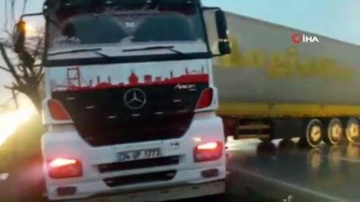 zincirleme kaza -  Bursa'da yağmurla gelen kazalar: 8 yaralı Videosu