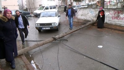 kisla -  Çürüyen telefon direği sokağa devrildi  Videosu