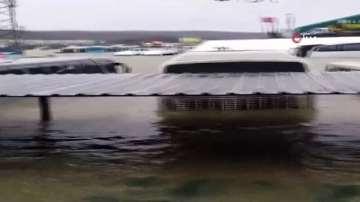 saganak yagis -  Havalimanı şantiye alanındaki otobüsler suya gömüldü Videosu