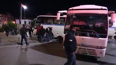 tur otobusu - İzmir'de tur otobüsü kaldırımdaki yayalara çarptı: 1 ölü, 3 yaralı Videosu