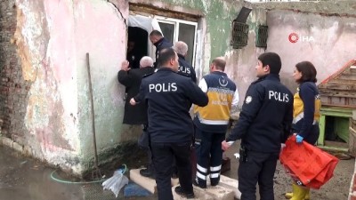 polis memuru -  Kırıkkale’de kanalizasyon suyu evleri esir aldı...Dedeyi ikna edemeyen polis, 'üşümemesi' için sobasını yaktı Videosu
